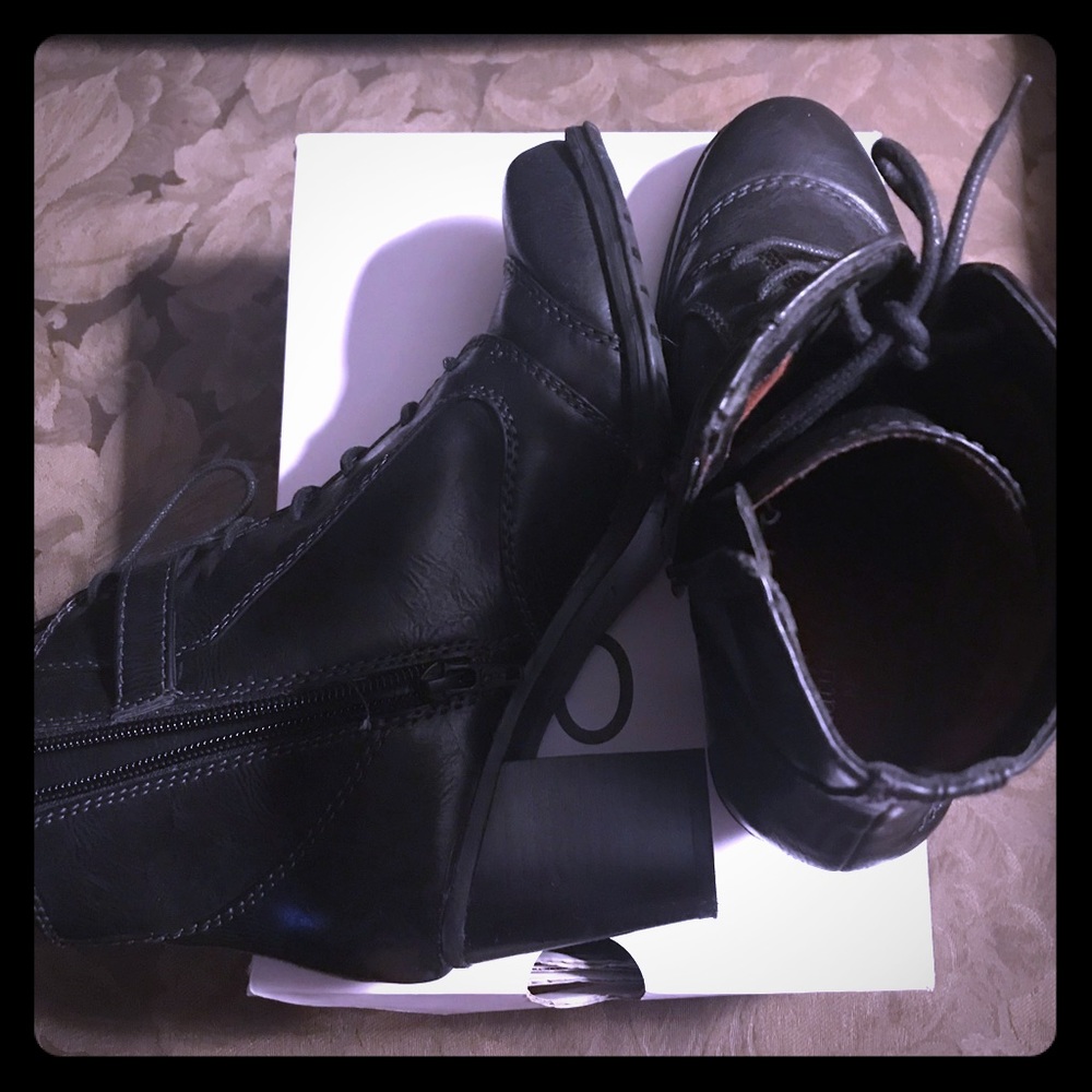 Naturalizer short black boots, synthetic material